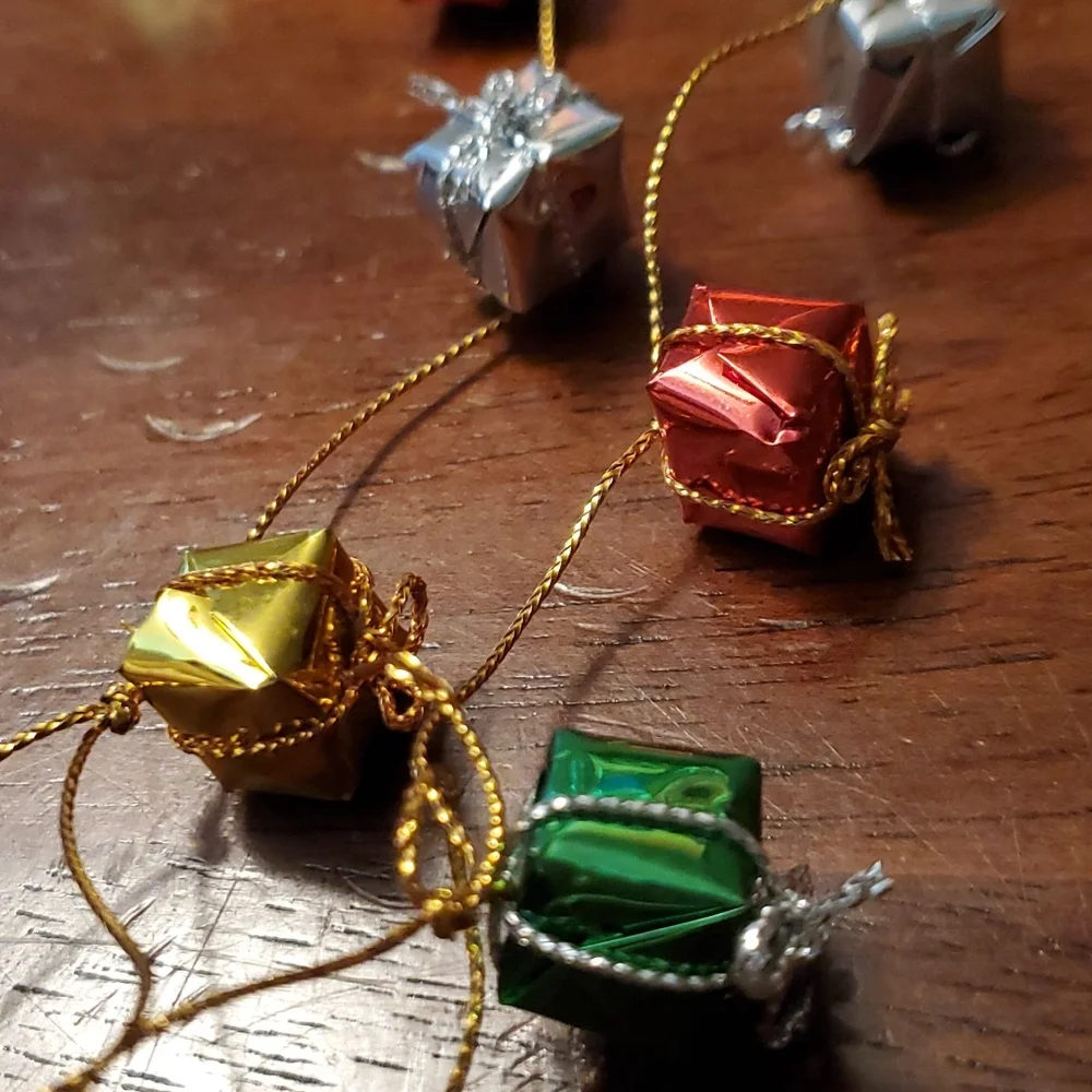 6 pack/ 18 feet total garland
